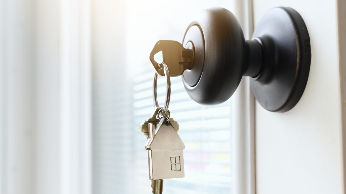 key-ring-with-a-house-on-it-inserted-in-a-front-do-2026-01-08-22-22-03-utc