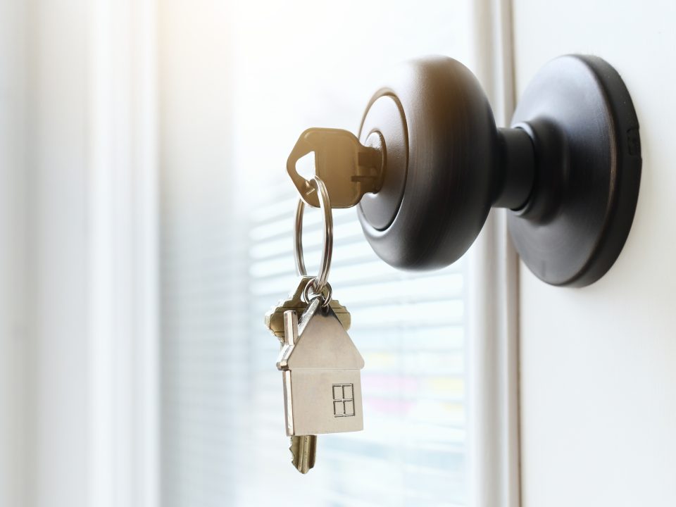 key-ring-with-a-house-on-it-inserted-in-a-front-do-2026-01-08-22-22-03-utc