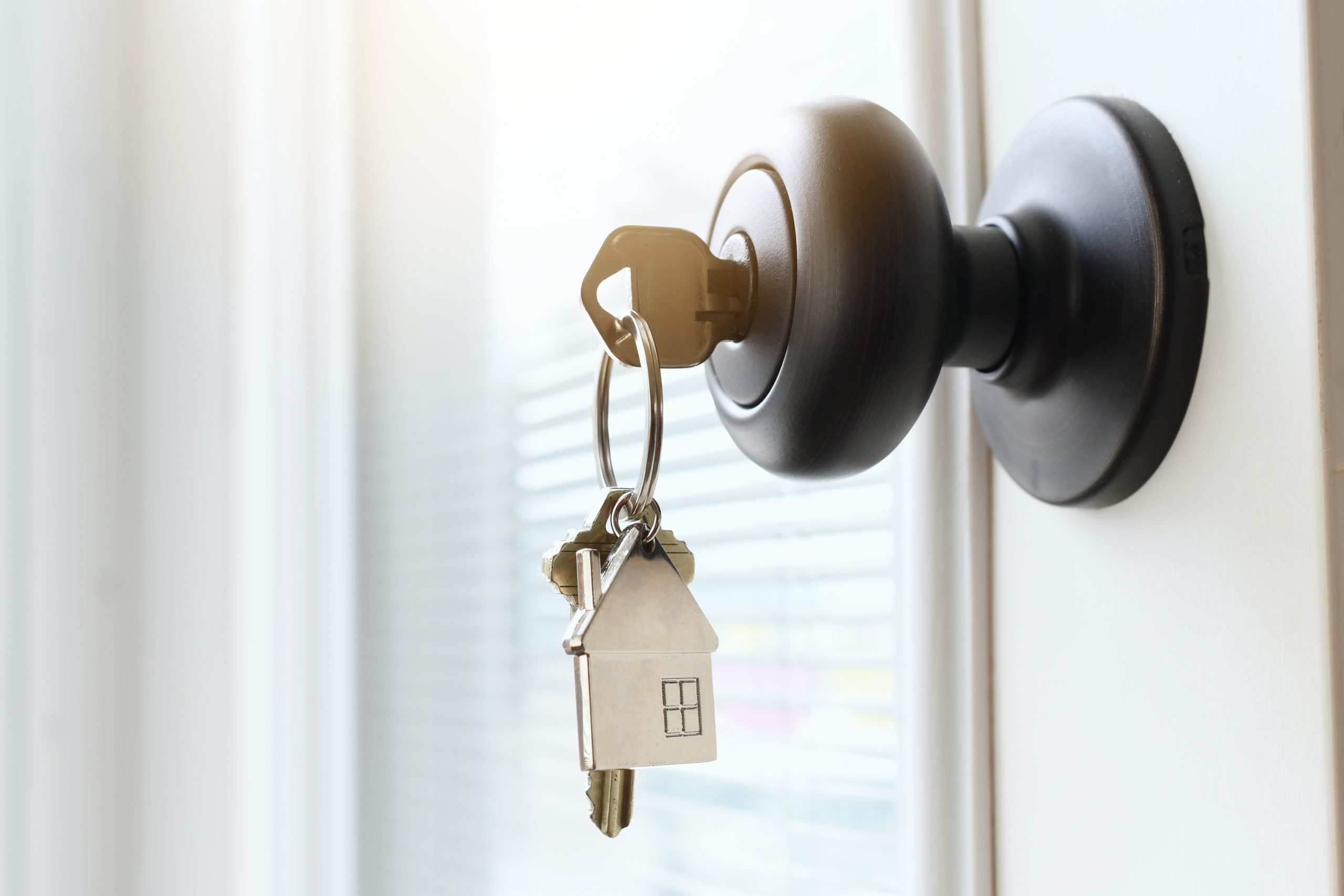 key-ring-with-a-house-on-it-inserted-in-a-front-do-2026-01-08-22-22-03-utc